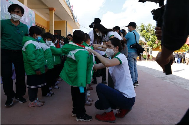 FE CREDIT MANG TẾT ẤM ĐẾN V&Ugrave;NG CAO - Ảnh 1.