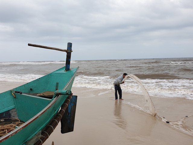 Chùm ảnh: Ngư dân vùng bãi ngang Quảng Bình vui mừng được mùa ruốc biển - Ảnh 10.