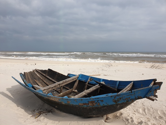 Chùm ảnh: Ngư dân vùng bãi ngang Quảng Bình vui mừng được mùa ruốc biển - Ảnh 14.