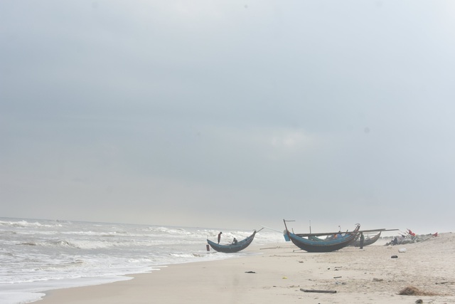 Chùm ảnh: Ngư dân vùng bãi ngang Quảng Bình vui mừng được mùa ruốc biển - Ảnh 1.