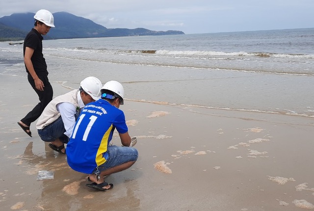 Thừa Thiên Huế: Nước tại vùng biển ở huyện Phú Lộc đổi màu 'lạ' sau bão Noru - Ảnh 2.