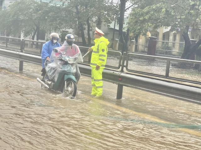 Quốc lộ 1A qua Thừa Thiên Huế bị ngập, CSGT túc trực hướng dẫn người đi đường - Ảnh 4.