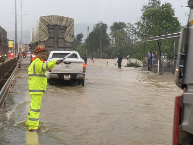 Quốc lộ 1A qua Thừa Thiên Huế bị ngập, CSGT túc trực hướng dẫn người đi đường - Ảnh 1.