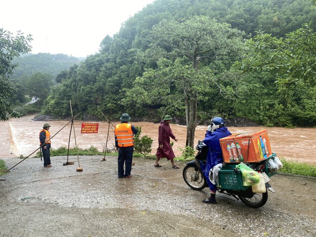 Nhiều làng bản tiếp tục bị chia cắt do mưa lũ - Ảnh 2.