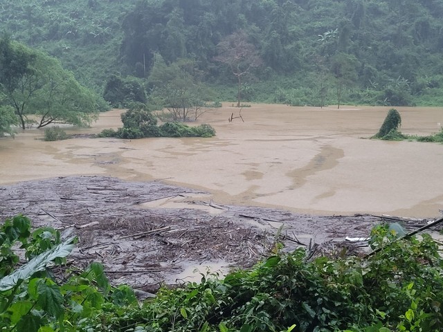 Nhiều làng bản tiếp tục bị chia cắt do mưa lũ - Ảnh 1.