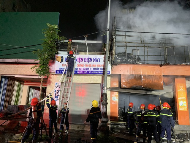 Thừa Thiên Huế: Cửa hàng đồ điện bốc cháy trong đêm, ước tính thiệt hại tiền tỉ - Ảnh 7.