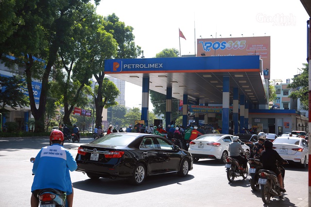 Cửa hàng xăng tạm dừng hoạt động trước giờ tăng giá, người Hà Nội đội xắng, dắt xe tìm mua xăng - Ảnh 5.