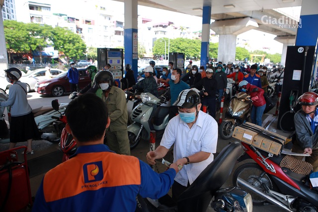 Cửa hàng xăng tạm dừng hoạt động trước giờ tăng giá, người Hà Nội đội xắng, dắt xe tìm mua xăng - Ảnh 7.