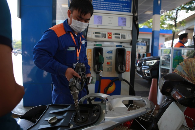 Cửa hàng xăng tạm dừng hoạt động trước giờ tăng giá, người Hà Nội đội xắng, dắt xe tìm mua xăng - Ảnh 12.