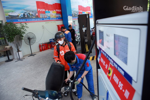 Cửa hàng xăng tạm dừng hoạt động trước giờ tăng giá, người Hà Nội đội xắng, dắt xe tìm mua xăng - Ảnh 9.