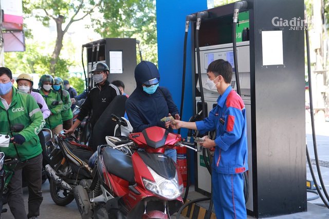 Cửa hàng xăng tạm dừng hoạt động trước giờ tăng giá, người Hà Nội đội xắng, dắt xe tìm mua xăng - Ảnh 8.