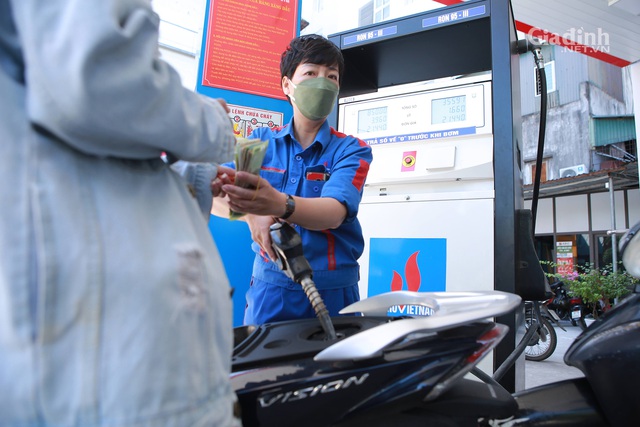 Cửa hàng xăng tạm dừng hoạt động trước giờ tăng giá, người Hà Nội đội xắng, dắt xe tìm mua xăng - Ảnh 11.