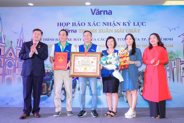 Hành trình &quot;phượt&quot; qua các biểu tượng TP. Hồ Chí Minh do Värna tổ chức xác lập kỷ lục Việt Nam - Ảnh 3.