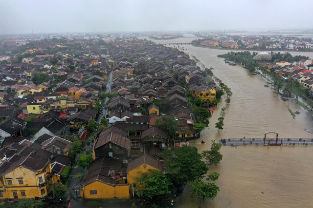 Áp thấp nhiệt đới đang gây mưa lớn ở miền Trung, Việt Nam sắp &quot;gánh&quot; thêm cơn bão vào đất liền - Ảnh 2.