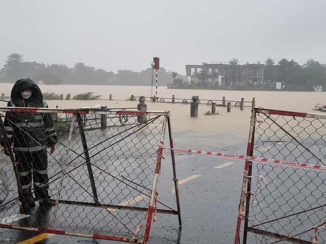 Thừa Thiên Huế: Công an dầm mưa điều tiết giao thông, giúp dân chuyển đồ tránh lũ - Ảnh 1.