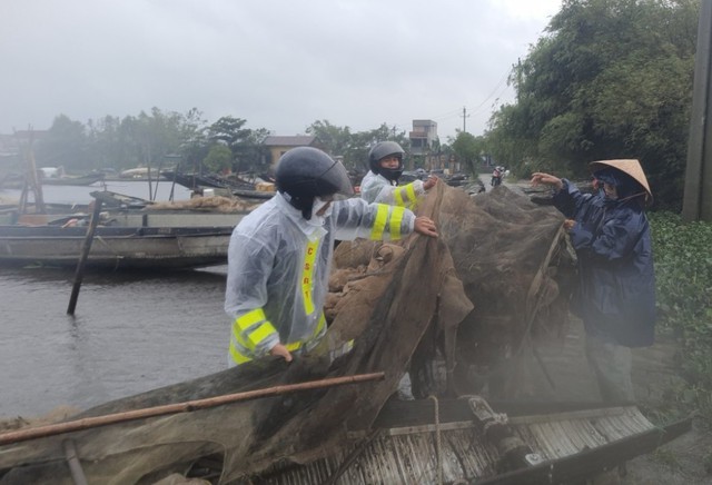 Thừa Thiên Huế: Công an dầm mưa điều tiết giao thông, giúp dân chuyển đồ tránh lũ - Ảnh 2.