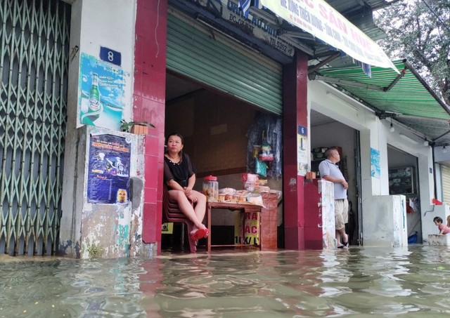Ảnh: Du khách ngồi ghe qua đường ngập lụt, người dân cất vó bắt cá bên kinh thành Huế - Ảnh 3.