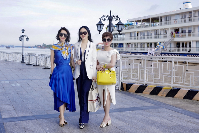 MC Thanh Mai chưng diện lộng lẫy dự tiệc trên du thuyền, đọ sắc cùng Hoa hậu Giáng My - Ảnh 4.