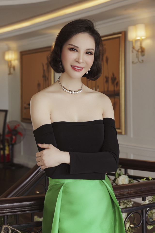 MC Thanh Mai chưng diện lộng lẫy dự tiệc trên du thuyền, đọ sắc cùng Hoa hậu Giáng My - Ảnh 1.