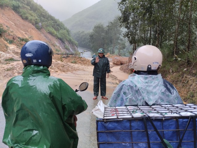 Lực lượng chức năng di dời người dân ra khỏi vùng nguy hiểm do mưa lũ - Ảnh 3.