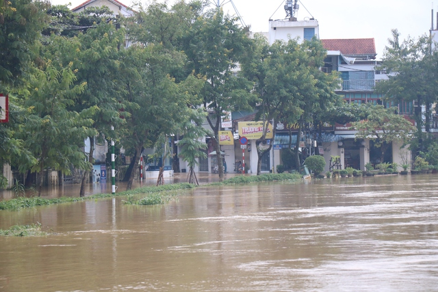 TP. Huế: Đường biến thành sông, ghe thuyền thi nhau xuống phố - Ảnh 2.