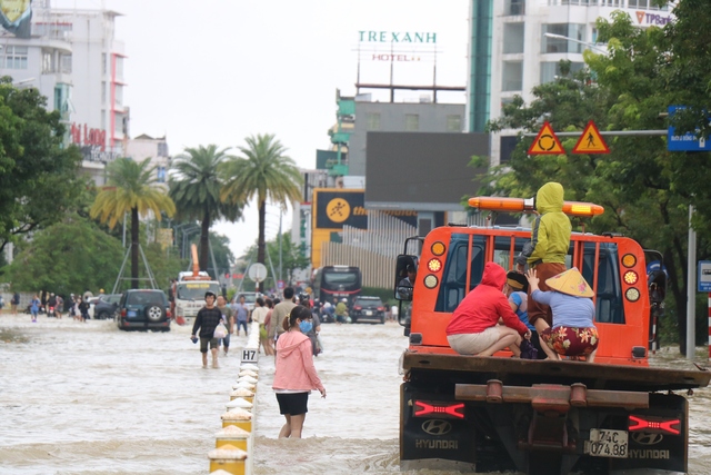 TP. Huế: Đường biến thành sông, ghe thuyền thi nhau xuống phố - Ảnh 16.