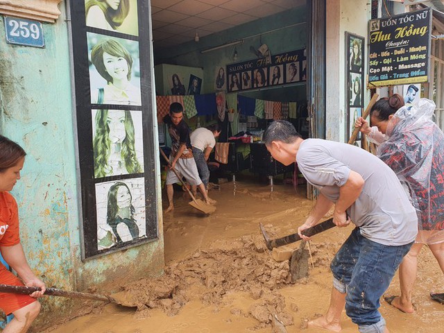Hình ảnh sau mưa lũ tại Đà Nẵng: Người mất nhà, trường hỏng hư hỏng nặng, tài sản ngâm trong nước - Ảnh 3.