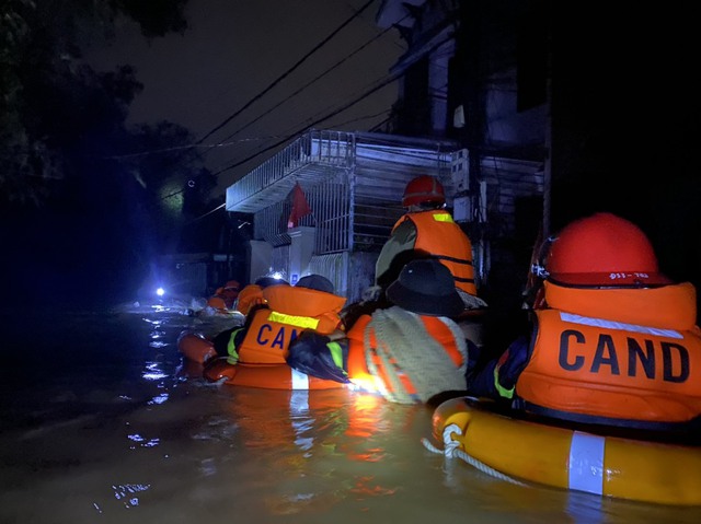 Thừa Thiên Huế: Nước lũ lên nhanh, ngập lụt nhiều nơi, xuyên đêm ứng cứu người mắc kẹt - Ảnh 7.