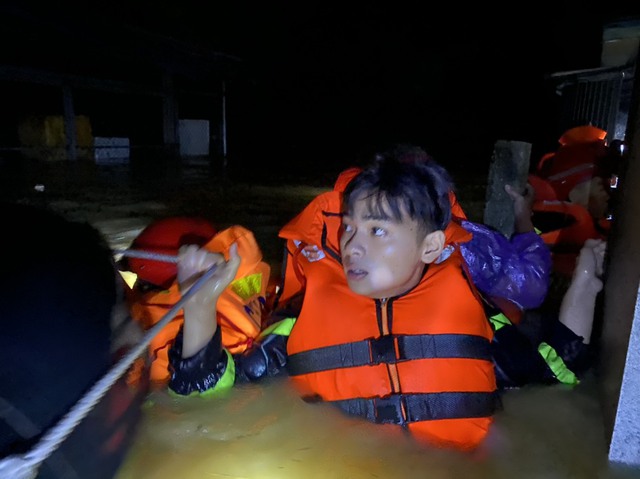 Thừa Thiên Huế: Nước lũ lên nhanh, ngập lụt nhiều nơi, xuyên đêm ứng cứu người mắc kẹt - Ảnh 6.