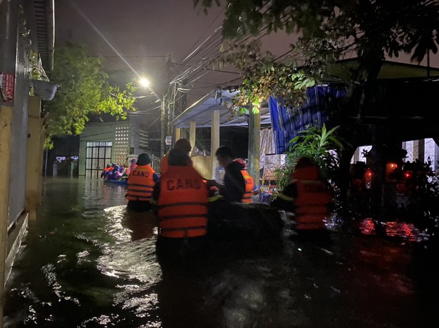 Thừa Thiên Huế: Nước lũ lên nhanh, ngập lụt nhiều nơi, xuyên đêm ứng cứu người mắc kẹt - Ảnh 2.