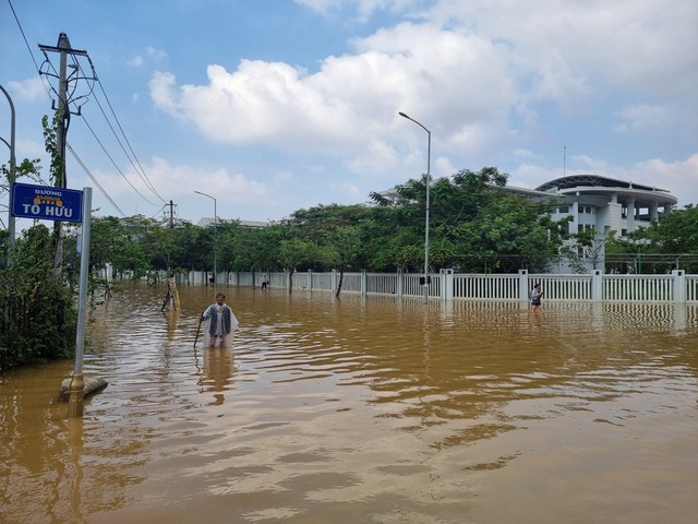 Nước rút chậm, khu đô thị mới ở Huế vẫn bị lũ bủa vây - Ảnh 3.