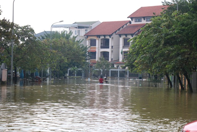 Nước rút chậm, khu đô thị mới ở Huế vẫn bị lũ bủa vây - Ảnh 2.