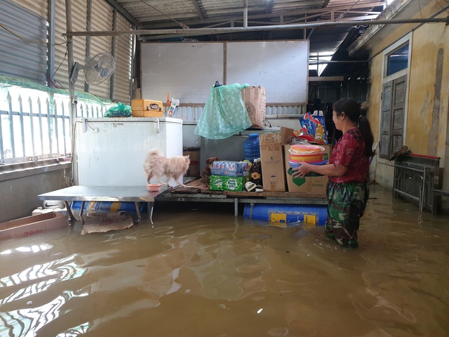 Nước ngập mênh mông, người dân vùng “rốn lũ” lo lại có mưa - Ảnh 5.