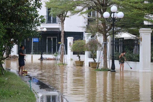 Nước rút chậm, khu đô thị mới ở Huế vẫn bị lũ bủa vây - Ảnh 4.