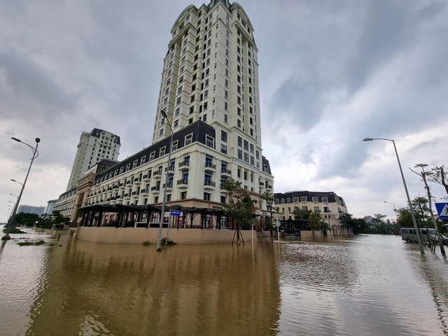 Nước rút chậm, khu đô thị mới ở Huế vẫn bị lũ bủa vây - Ảnh 6.