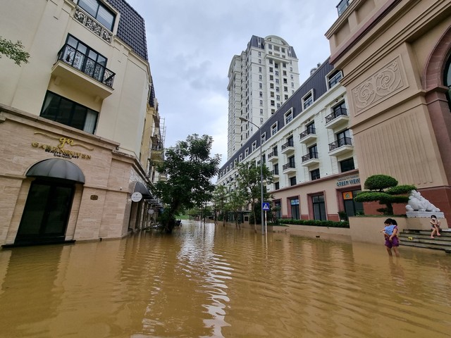 Nước rút chậm, khu đô thị mới ở Huế vẫn bị lũ bủa vây - Ảnh 7.