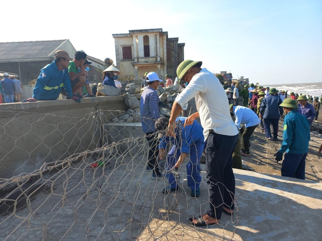 Hà Tĩnh: Gần 300 người nỗ lực gia cố kè biển sạt lở - Ảnh 4.