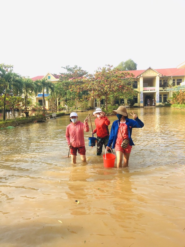 Thầy trò vùng lũ tất bật dọn trường sớm ổn định lại việc dạy và học - Ảnh 3.