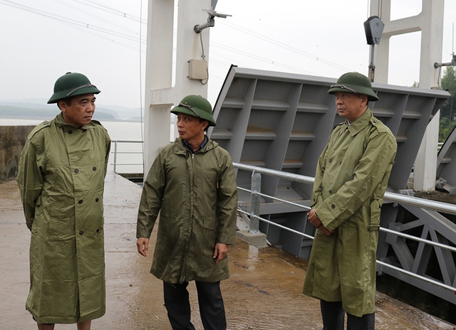 Quảng Bình thực hiện nhiều phương án đảm bảo an toàn cho người dân khỏi nguy cơ sạt lở và hồ đập xuống cấp - Ảnh 4.