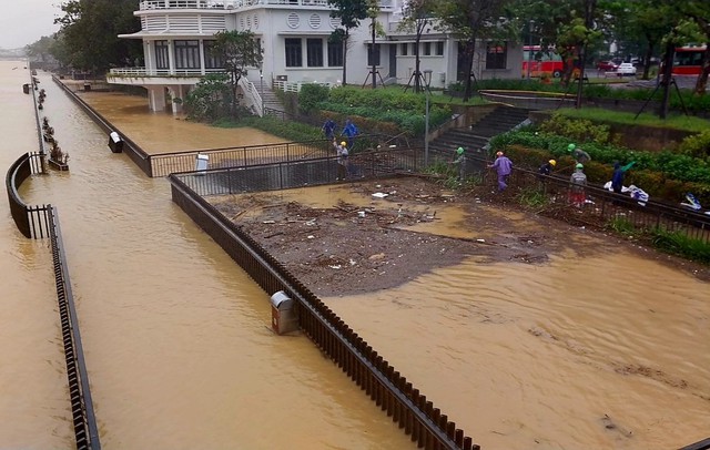 Dầm mưa 'giải cứu' cầu gỗ lim nổi tiếng xứ Huế bị rác bủa vây sau lũ  - Ảnh 10.