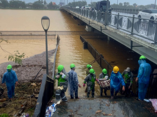 Dầm mưa 'giải cứu' cầu gỗ lim nổi tiếng xứ Huế bị rác bủa vây sau lũ  - Ảnh 9.