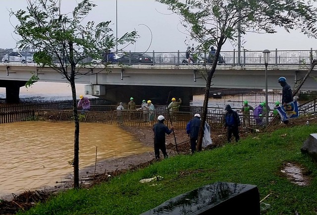 Dầm mưa 'giải cứu' cầu gỗ lim nổi tiếng xứ Huế bị rác bủa vây sau lũ  - Ảnh 8.