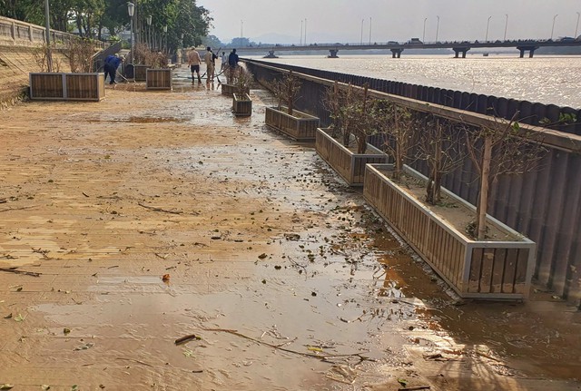 Dầm mưa 'giải cứu' cầu gỗ lim nổi tiếng xứ Huế bị rác bủa vây sau lũ  - Ảnh 7.