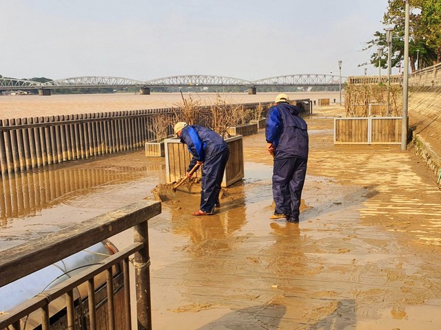 Dầm mưa 'giải cứu' cầu gỗ lim nổi tiếng xứ Huế bị rác bủa vây sau lũ  - Ảnh 4.