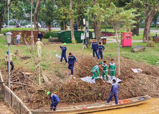 Dầm mưa 'giải cứu' cầu gỗ lim nổi tiếng xứ Huế bị rác bủa vây sau lũ  - Ảnh 3.