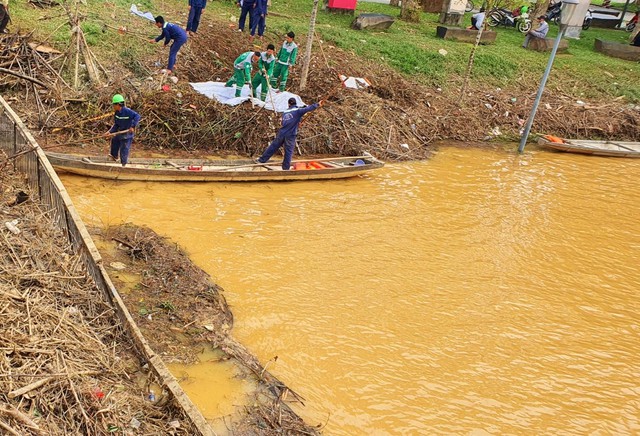 Dầm mưa 'giải cứu' cầu gỗ lim nổi tiếng xứ Huế bị rác bủa vây sau lũ  - Ảnh 2.