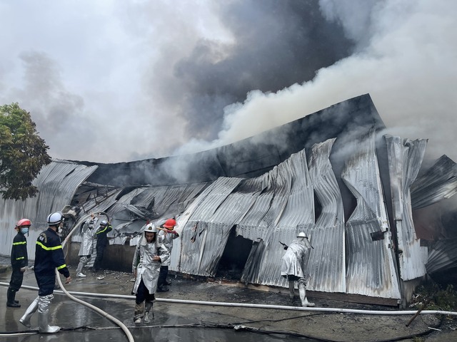 Hà Nội: Nhà kho 800m2 cháy ngùn ngụt giữa trời mưa, 1 người tử vong - Ảnh 3.