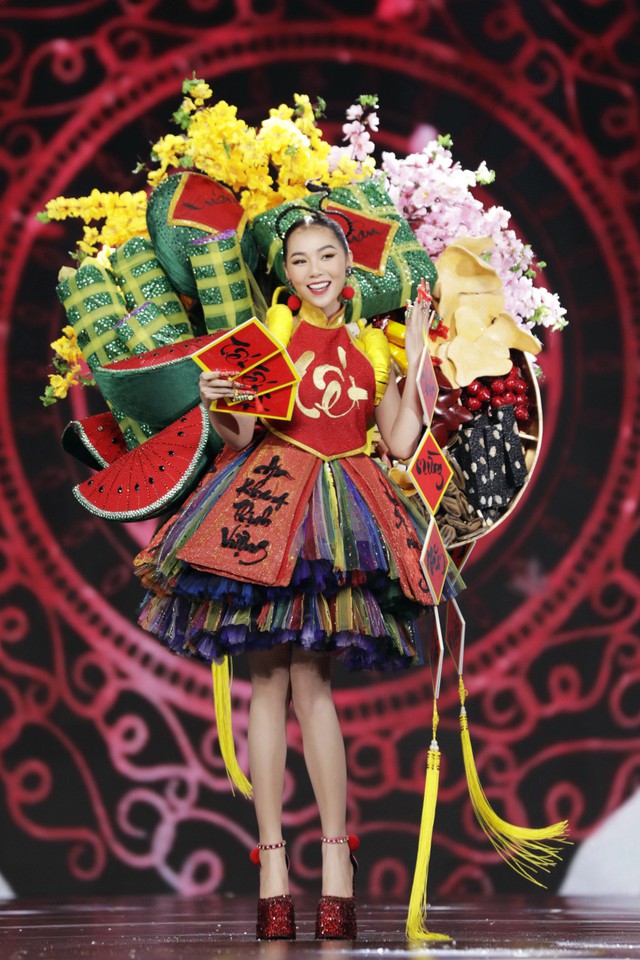 Chiêm ngưỡng lại những lần ẩm thực Việt thổi hồn cho các bộ trang phục dân tộc tại đấu trường hoa hậu - Ảnh 13.