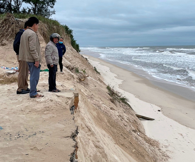Bờ biển tại Quảng Bình sạt lở nghiêm trọng do ảnh hưởng mưa bão - Ảnh 1.