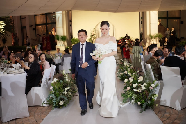 Nhan sắc Hoa hậu Đỗ Mỹ Linh gây chú ý trong hôn lễ của Phương Nga - Bình An - Ảnh 6.